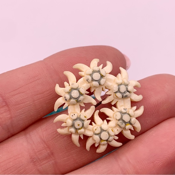 Antique C clasp carved bovine bone flower circle wreath brooch pin green - Picture 5 of 8